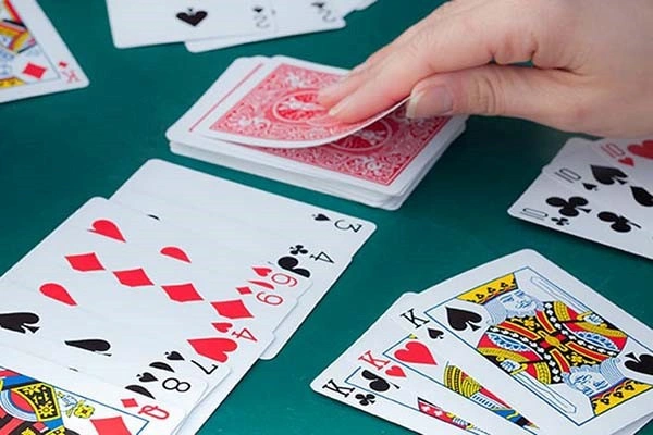 Người chơi sẽ lần lượt đánh bài theo chiều kim đồng hồ